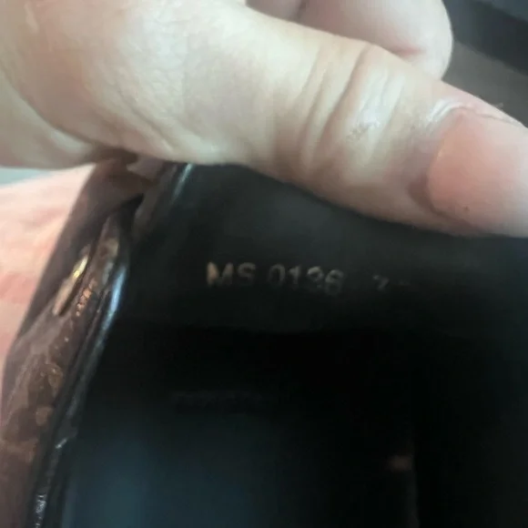 Authentic Louis Vuitton sneakers - Picture 7 of 7